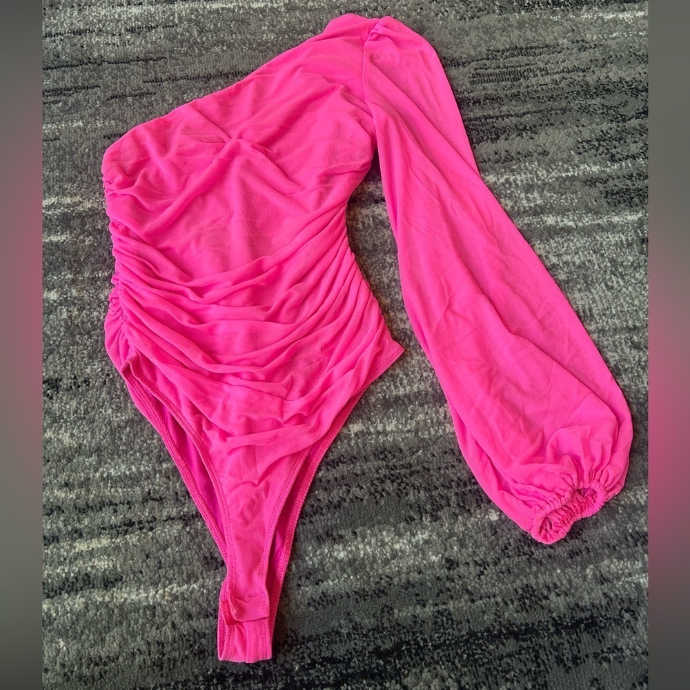 ANRABESS Hot Pink One Sleeve Mesh Overlay Bodysuit With Ruched Back & Sides